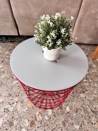 Mesita auxiliar redonda blanca y roja