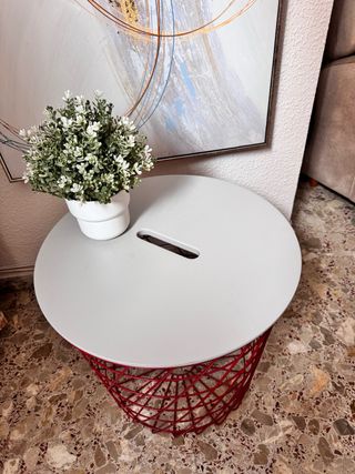 Mesita auxiliar redonda blanca y roja