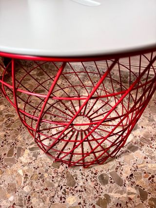 Mesita auxiliar redonda blanca y roja