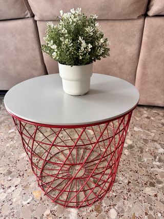 Mesita auxiliar redonda blanca y roja