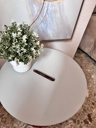 Mesita auxiliar redonda blanca y roja