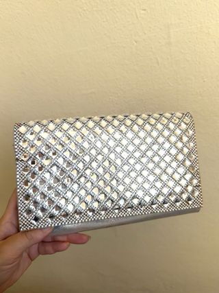 Bolso de fiesta plateado con pedrería