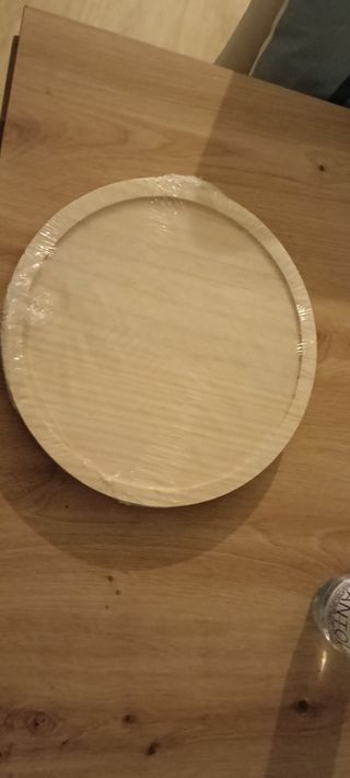 Mesa auxiliar redonda de madera.