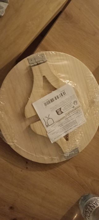 Mesa auxiliar redonda de madera.