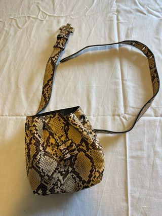 Bolso tipo saco piel serpiente