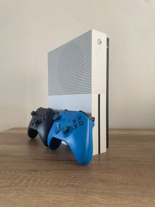 XBOX ONE S + MANDOS + CABLEADO