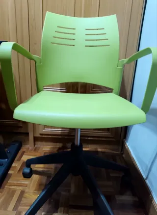 Silla de oficina Actiu verde y negra