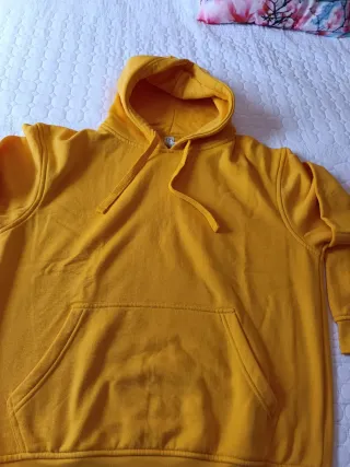 Sudadera amarilla con capucha