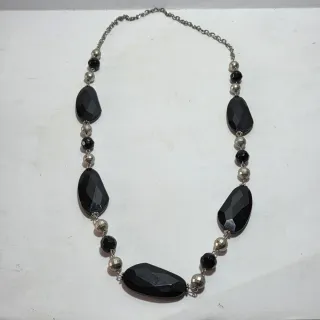 Collana lunga con elementi neri e color argento