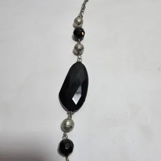 Collana lunga con elementi neri e color argento