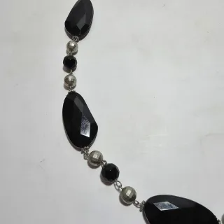 Collana lunga con elementi neri e color argento