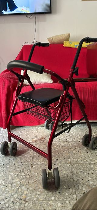Andador con asiento y cesta