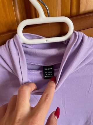 Camiseta cuello alto lila