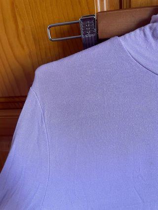 Camiseta cuello alto lila