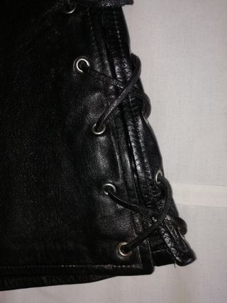 Falda cuero negra con cordones y cremallera 