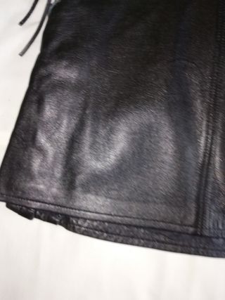 Falda cuero negra con cordones y cremallera 