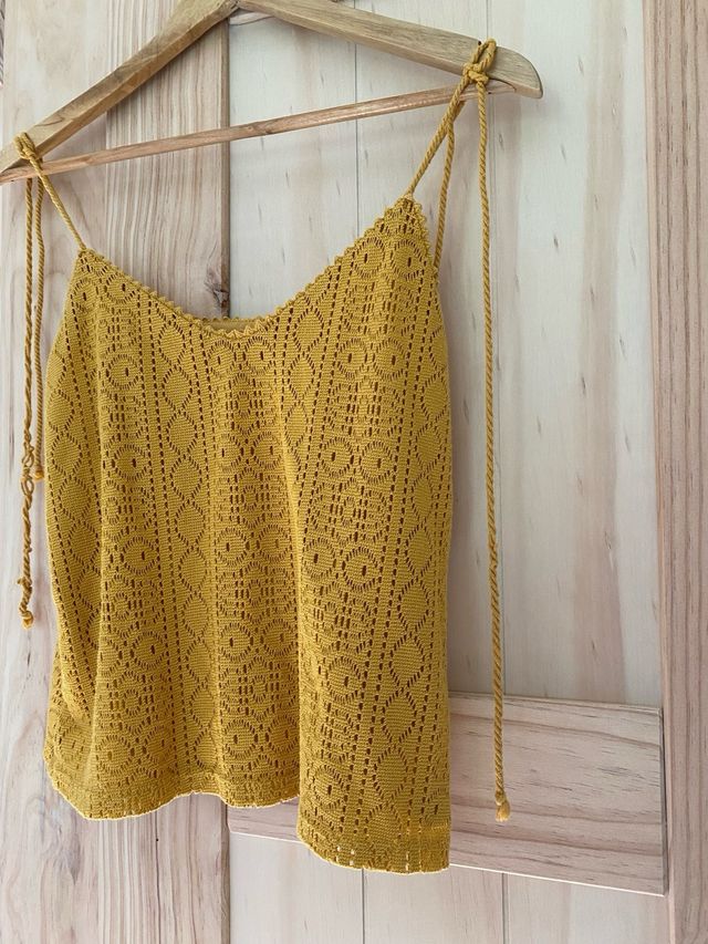 Top amarillo de encaje