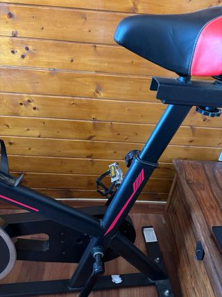 Bicicleta Estática Negra y Roja