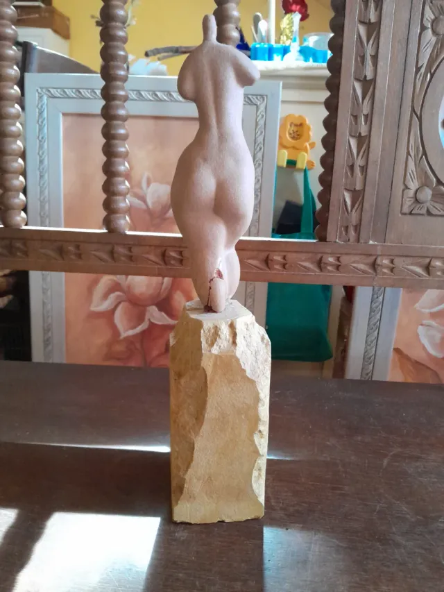 Escultura Torso Mujer Piedra Autor