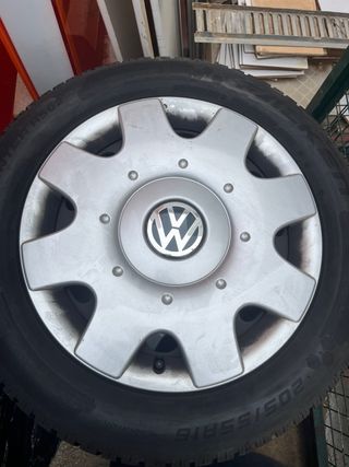 Neumático 205/55 R16 con llanta y tapacubos