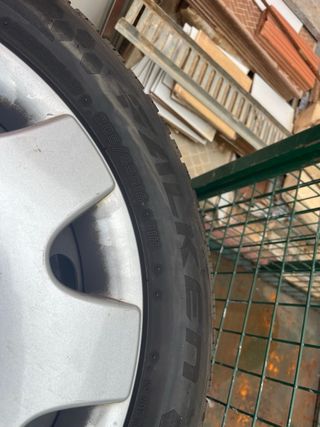 Neumático 205/55 R16 con llanta y tapacubos