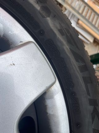 Neumático 205/55 R16 con llanta y tapacubos