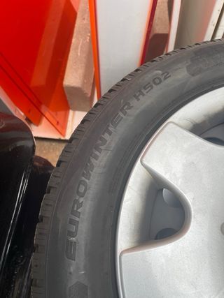 Neumático 205/55 R16 con llanta y tapacubos