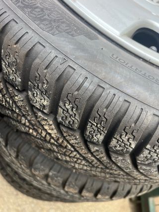 Neumático 205/55 R16 con llanta y tapacubos