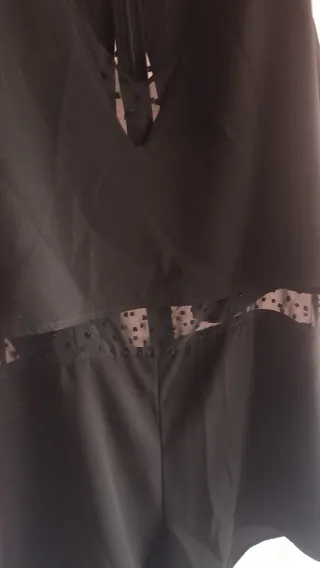 Mono negro con volantes y detalles de lunares