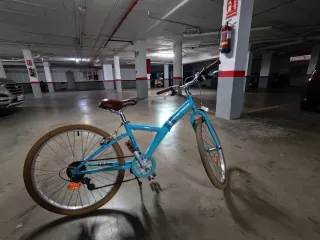 Bicicleta azul casi nueva