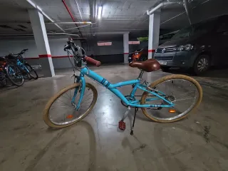 Bicicleta azul casi nueva