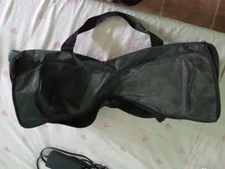 Hoverboard con su cargador y su funda