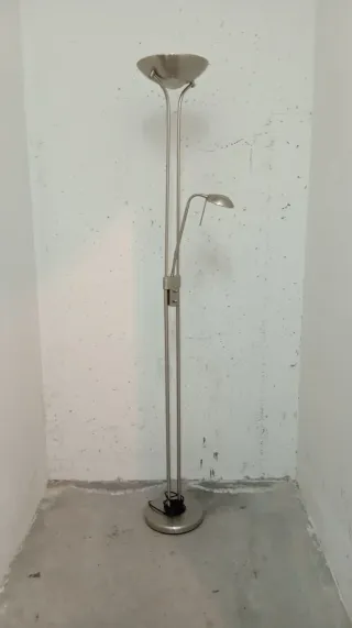 Lámpara de pie plateada