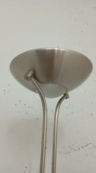 Lámpara de pie plateada