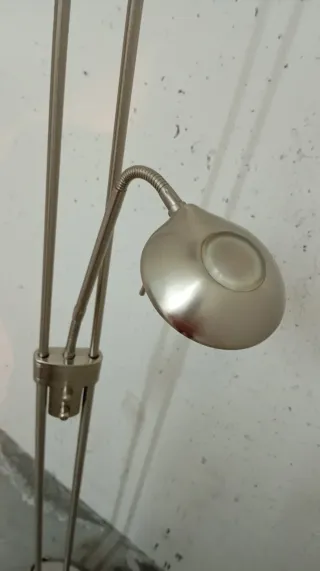 Lámpara de pie plateada