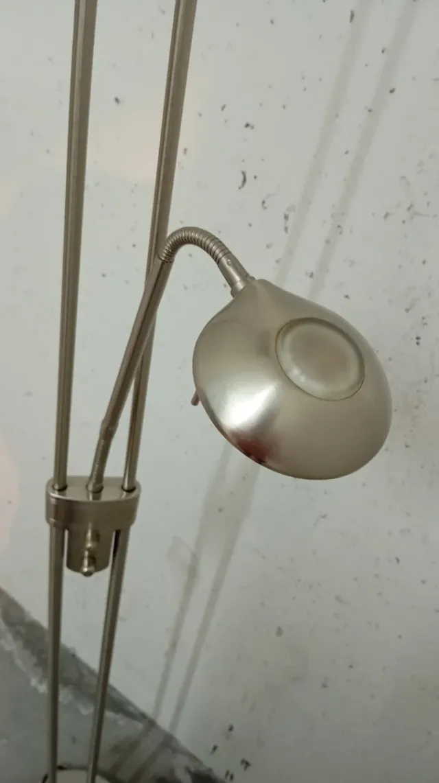 Lámpara de pie plateada