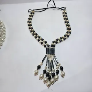 Collana vintage con elementi neri e simil perle