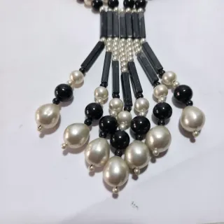 Collana vintage con elementi neri e simil perle