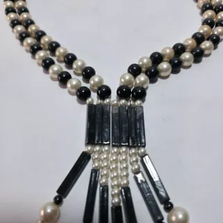 Collana vintage con elementi neri e simil perle