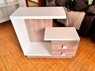 Mueble de entrada blanco y madera