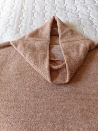 Jersey cuello alto beige y rosa