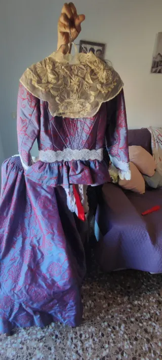 Traje de Fallera Morado depende cómo le pegue luz