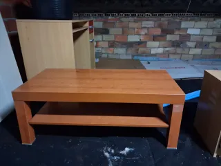 Mesa de centro de madera con estante