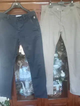 2 pantaloni uomo beige e blu