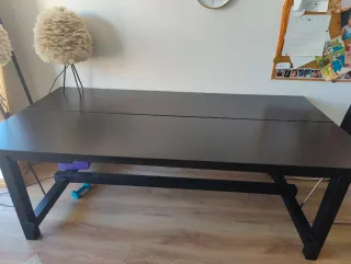 Mesa de comedor negra de madera 2 anos