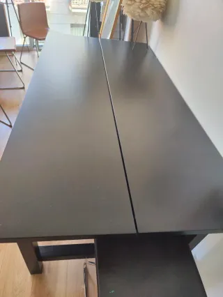 Mesa de comedor negra de madera 2 anos