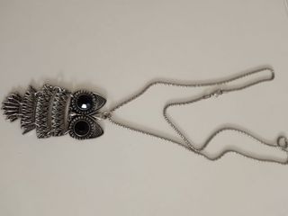 Collar de búho plateado con ojos negros