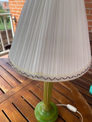 Lámpara de mesa verde y beige