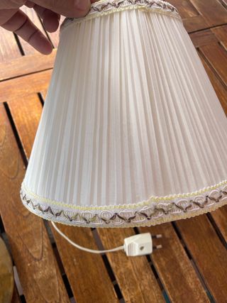 Lámpara de mesa verde y beige