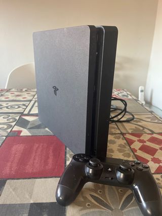 PS4 Slim Negra 1TB+ Mando y Cables